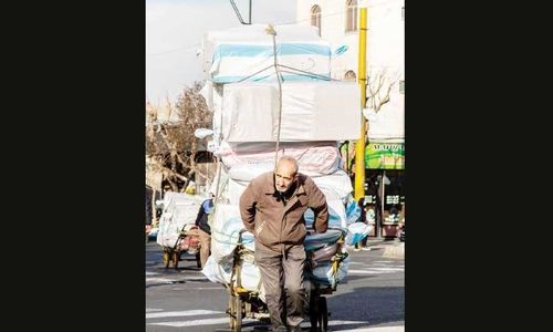 چرخ زندگی کارگران باربر به سختی می‌چرخد