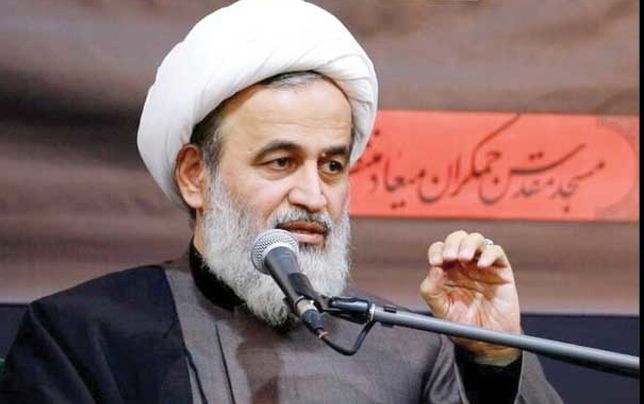 برخی کشورها نام رهبر ایران را در زمین فوتبال می آورند 