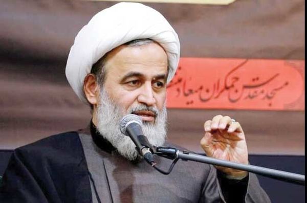 برخی کشورها نام رهبر ایران را در زمین فوتبال می آورند 