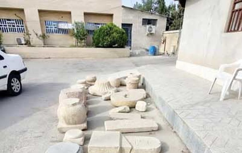 رها شدن آثار هخامنشی و ساسانی 

در حیاط فرمانداری کوار