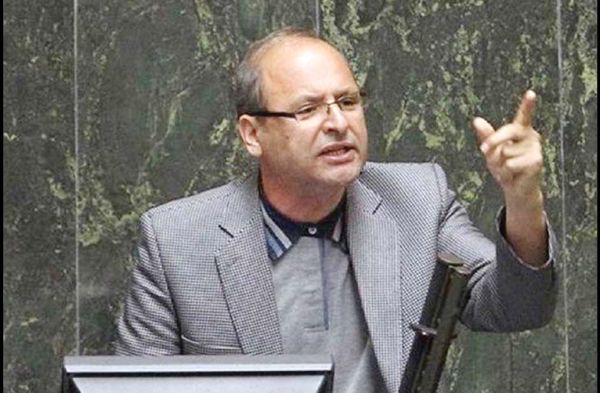 
در شهرستان‌ها پول داده‌ بودند که افراد در تظاهرات شرکت کنند و شعار بدهند