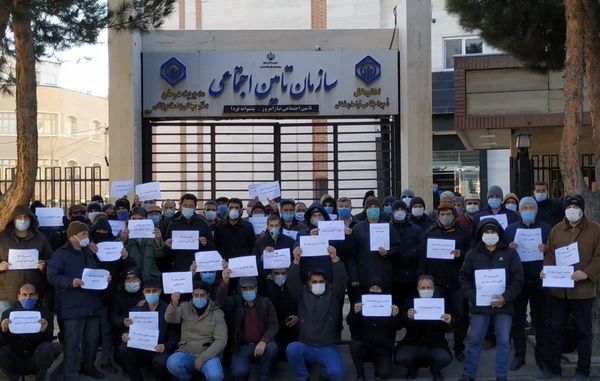 تجمع بازنشستگان کارگری مقابل سازمان برنامه و بودجه