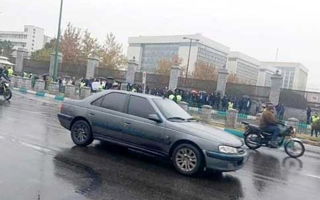 تجمع کارکنان سازمان بهزیستی مقابل مجلس