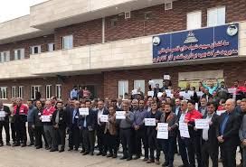 کارگران رسمی شرکت نفت و گاز آغاجاری تجمع کردند