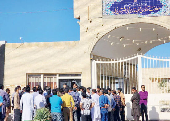 تجمع رانندگان خودروهای دیزلی مقابل فرمانداری زابل