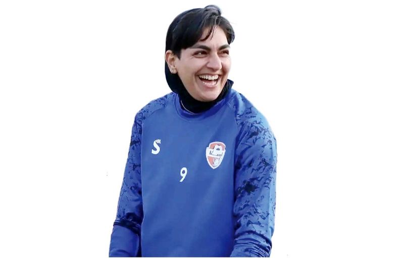 
خانم گل در لباس سرخ؟