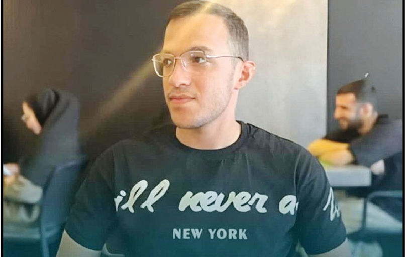 یکی از مأموران: بسوز ببینم چطور می‌سوزی!