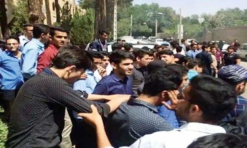 ناامیدی و خشم، بچه‌ها را به خیابان کشاند