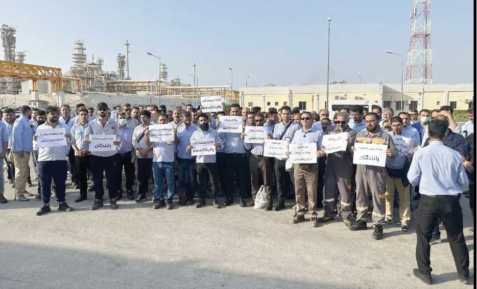 کارگران یک پالایشگاه عسلویه دست به اعتصاب زدند