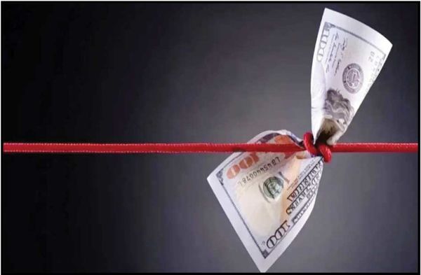 
دلار بالاتر از ارزش واقعی آن معامله می‌شود