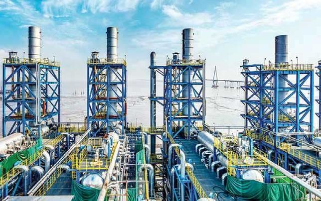 پتروشیمی‌ها با گران‌فروشی و خام‌فروشی، سودهای هنگفت به جیب می‌زنند