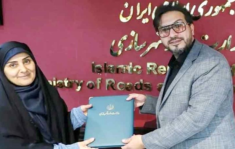 
چرا فرزانه صادق به جای حل بحران‌ها صندلی بازی می‌کند؟