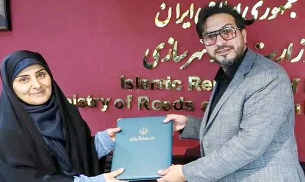 
چرا فرزانه صادق به جای حل بحران‌ها صندلی بازی می‌کند؟