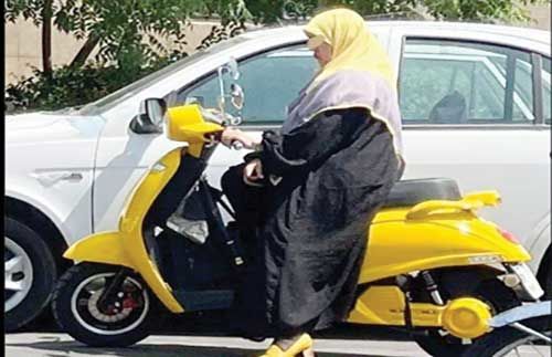 زنان قبل از تعیین تکلیف رسمی گواهینامه، موتورسواری نکنند