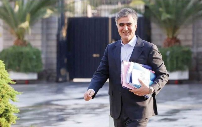 
مردم با دلار واقعی زندگی می‌کنند نه با توجیهات فرزین