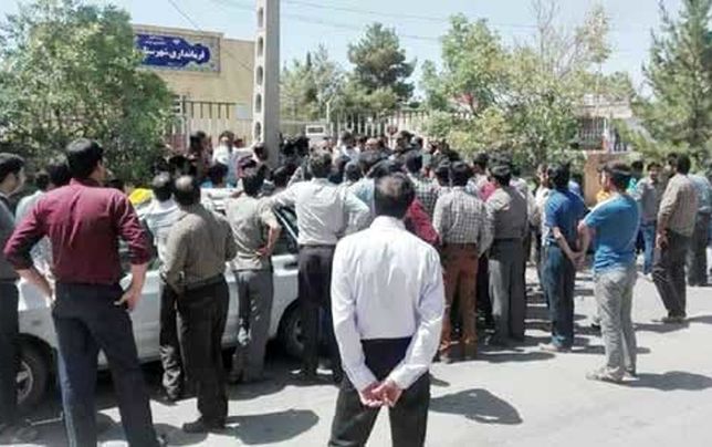 طلب نان هم «جرم» شده است