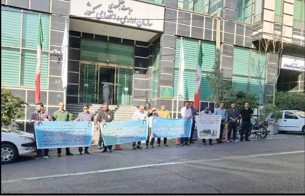 تجمع رانندگان استیجاری ایثارگر 

مقابل سازمان اداری و استخدامی