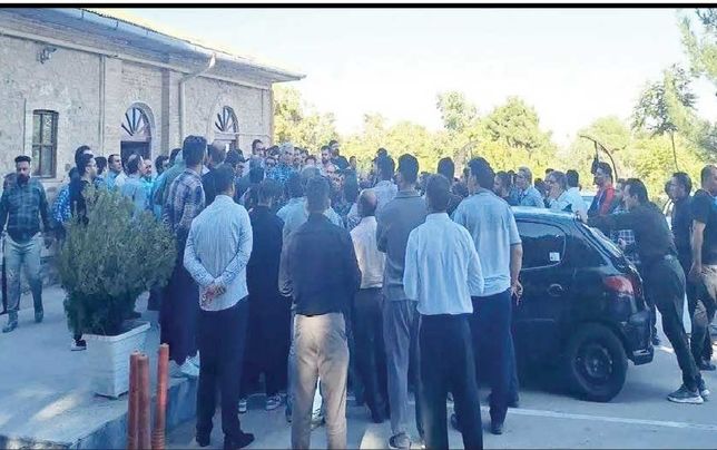 تجمع راننده‌های استیجاری مقابل شهرداری کرمانشاه