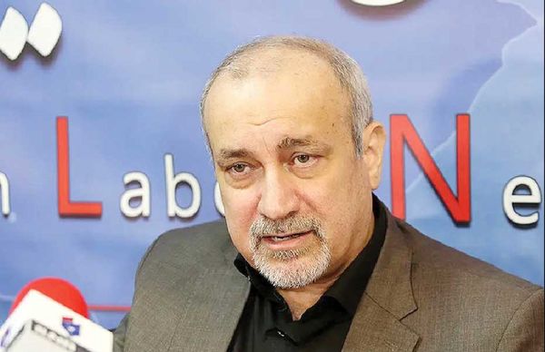 اظهار بی‌اطلاعی دولت از مبدا و منبع ارسال پیامک‌ها نشانه ضعف است