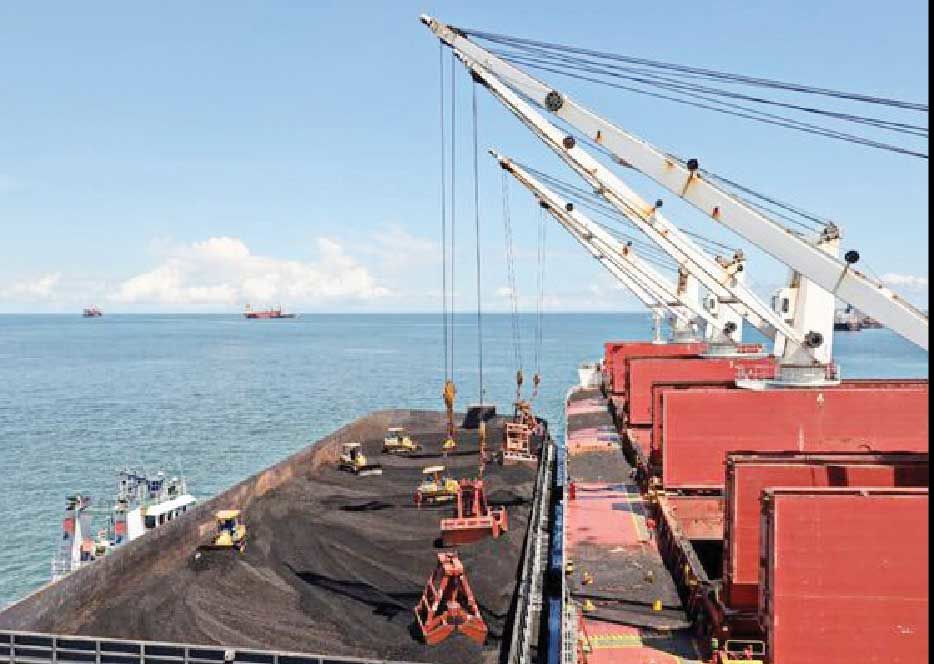 
محدودیت‌های ارزی و بخشنامه‌های خلق‌الساعه، تیر خلاص به صادرات است